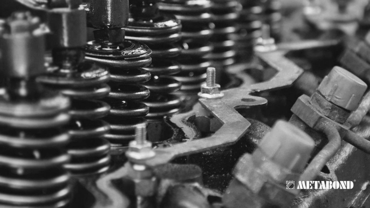 Auziți zgomotul tacheților hidraulici? Lovituri, sunete de avertizare provenite din compartimentul motor.